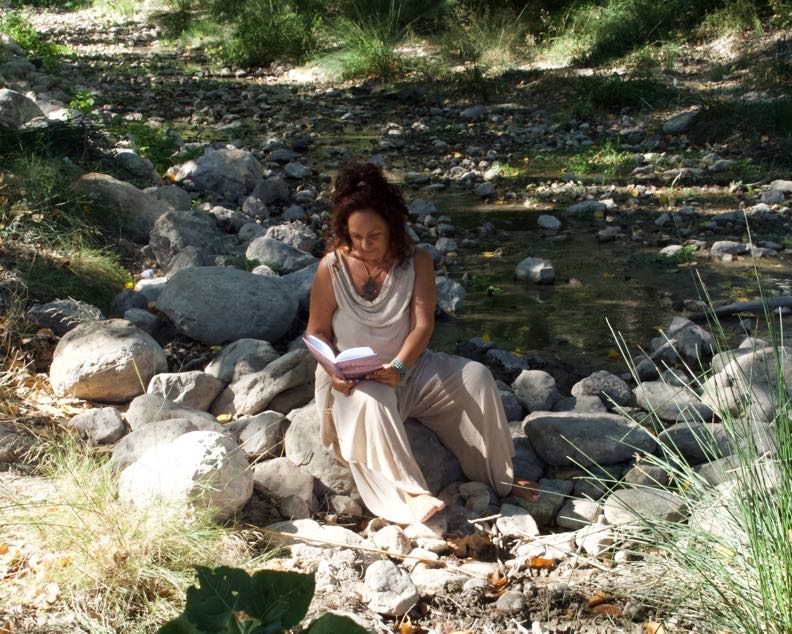 Gina Indra beim Lesen in der Natur